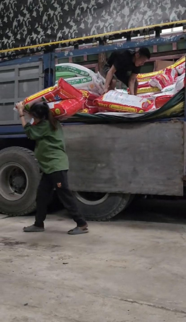 Hình ảnh mẹ bầu bụng vượt mặt vẫn đi bốc vác thuê kiếm tiền nuôi con khiến dân mạng xúc động-2