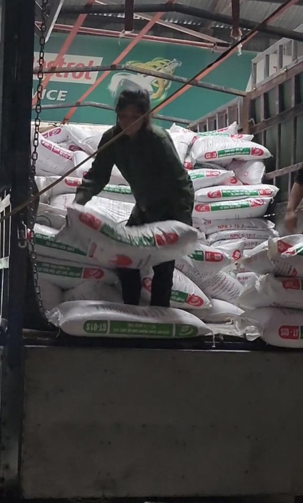 Hình ảnh mẹ bầu bụng vượt mặt vẫn đi bốc vác thuê kiếm tiền nuôi con khiến dân mạng xúc động-3