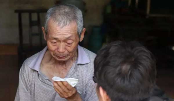 Thấy 2 con trai bất hiếu, lão nông lấy bảo vật gia truyền đi từ thiện: Chuyên gia trả giá tiền tỷ nhưng ông vẫn bật khóc-2