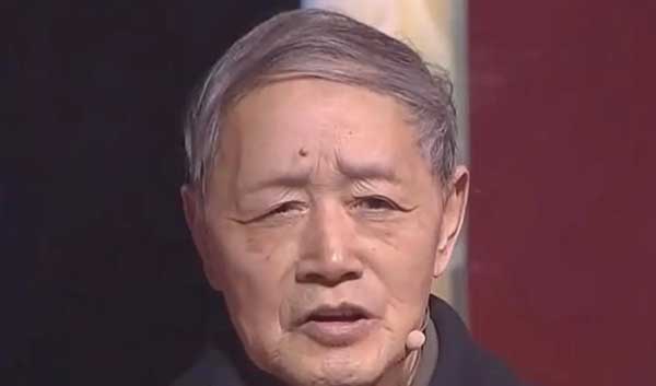 Thấy 2 con trai bất hiếu, lão nông lấy bảo vật gia truyền đi từ thiện: Chuyên gia trả giá tiền tỷ nhưng ông vẫn bật khóc-4