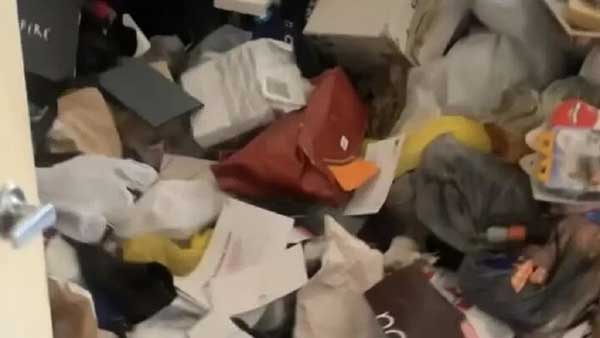 Người phụ nữ ở cùng xác chết 5 năm trong ngôi nhà ngập rác ở khu thượng lưu-2