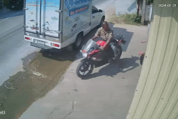 Clip: Trộm xe máy, nam thanh niên bị chủ xe lao ra đấm tới tấp
