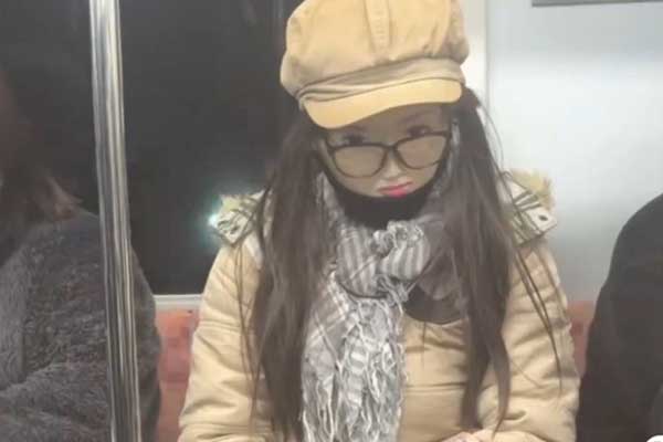 Bức ảnh cô gái ngồi trên tàu điện ngầm: Tưởng bình thường nhưng ẩn chứa bí mật khiến dân tình kinh hãi-1