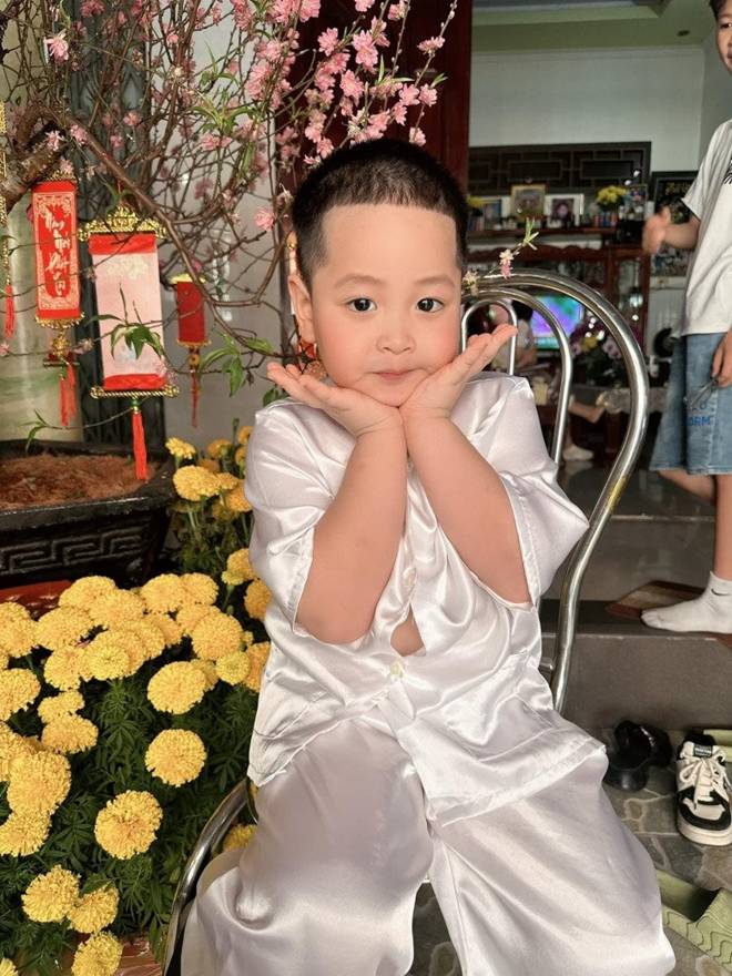 Đơn thân sau 2 năm ly hôn chồng doanh nhân, HH Đặng Thu Thảo khéo nuôi con, cặp sinh đôi 3 tuổi cao lớn như bé 5 tuổi-9