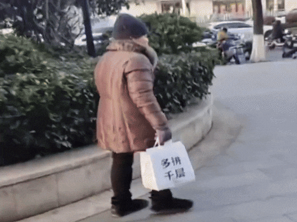 Cụ bà ngang nhiên lấy trộm túi đồ ăn giữa ban ngày ban mặt khiến shipper bất lực, cách giải quyết của cảnh sát gây tranh cãi-1