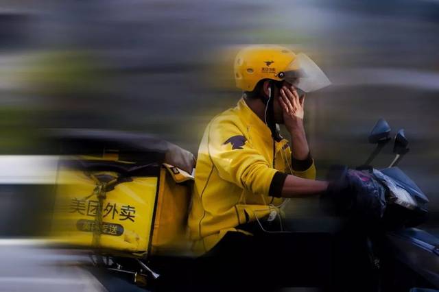 Cụ bà ngang nhiên lấy trộm túi đồ ăn giữa ban ngày ban mặt khiến shipper bất lực, cách giải quyết của cảnh sát gây tranh cãi-2