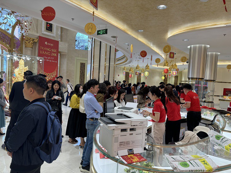 Chiêm ngưỡng tượng rồng dát vàng lớn nhất Việt Nam, cao hơn 3 mét tại Hà Nội-13