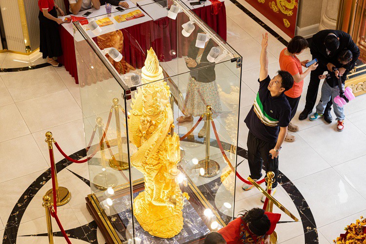 Chiêm ngưỡng tượng rồng dát vàng lớn nhất Việt Nam, cao hơn 3 mét tại Hà Nội-4