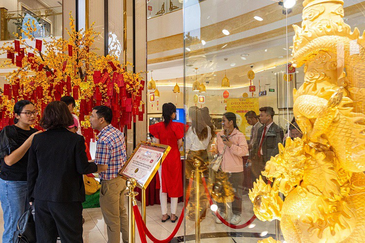 Chiêm ngưỡng tượng rồng dát vàng lớn nhất Việt Nam, cao hơn 3 mét tại Hà Nội-6