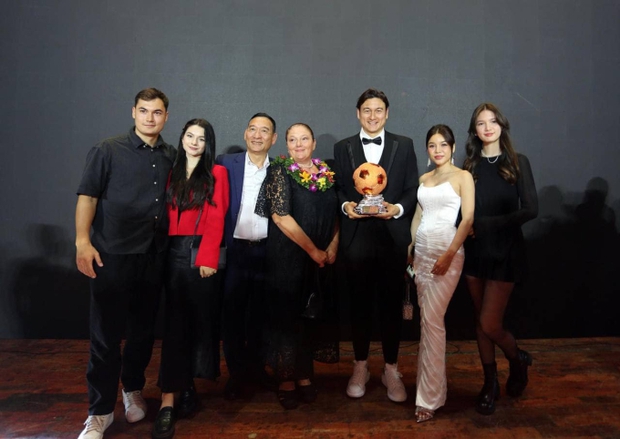 Yến Xuân cùng em gái Lâm Tây chiếm trọn spotlight ở Gala Quả bóng vàng 2023 với vẻ ngoài xinh đẹp, nóng bỏng, nói một điều cảm động về chàng-1