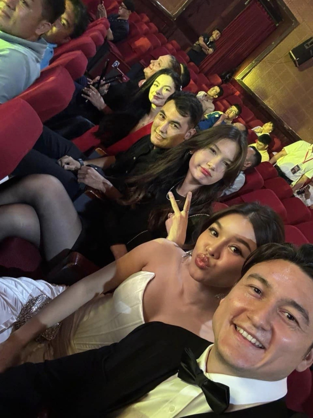 Yến Xuân cùng em gái Lâm Tây chiếm trọn spotlight ở Gala Quả bóng vàng 2023 với vẻ ngoài xinh đẹp, nóng bỏng, nói một điều cảm động về chàng-4