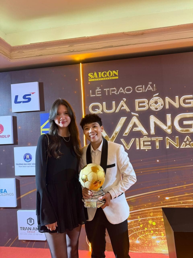 Yến Xuân cùng em gái Lâm Tây chiếm trọn spotlight ở Gala Quả bóng vàng 2023 với vẻ ngoài xinh đẹp, nóng bỏng, nói một điều cảm động về chàng-5