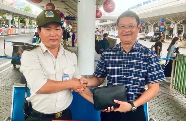 Hành khách bỏ quên tài sản 300 triệu ở xe đẩy hành lý sân bay Tân Sơn Nhất-1