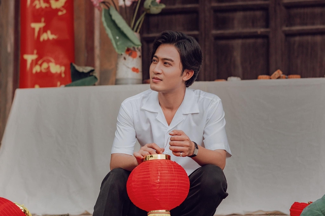 Chàng cảm tử quân gây sốt trong Đào, phở và piano: Soái ca VTV sống kín tiếng bên vợ xinh như hot girl-2