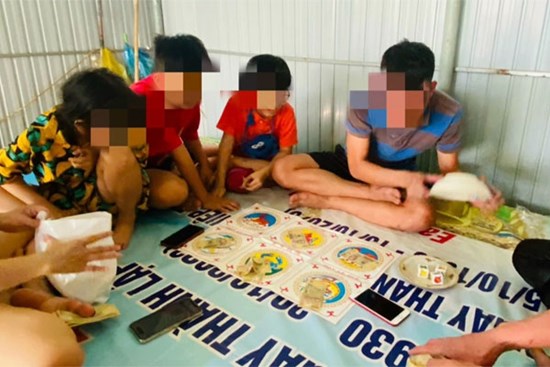 Bé gái lớp 4 về ngoại ăn Tết, đánh bài ăn tiền mất... tiền triệu
