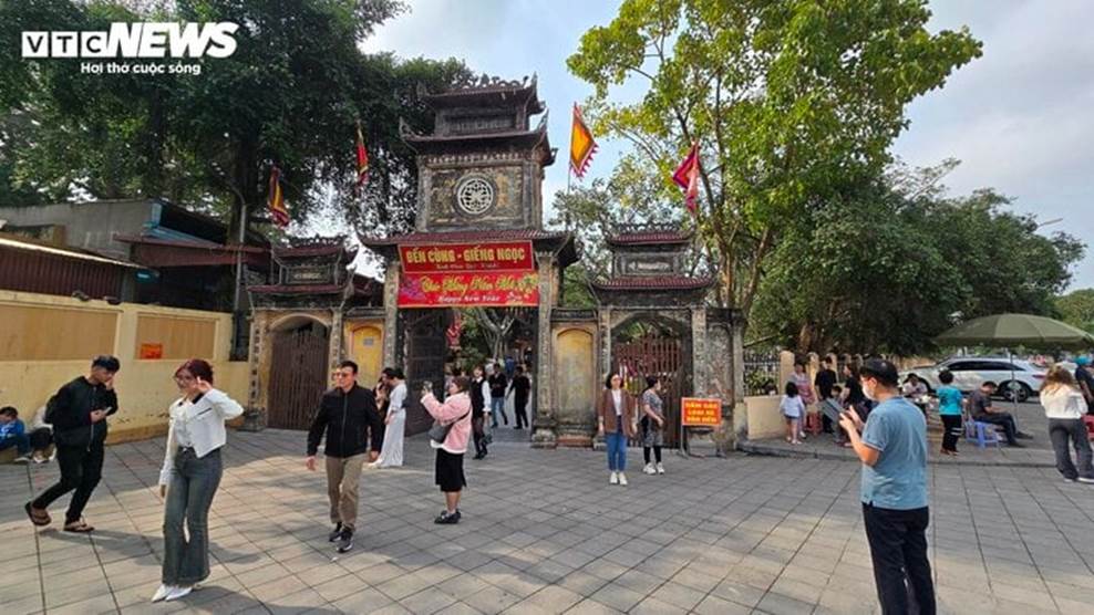 Du khách vượt nghìn km về Đền Cùng - Giếng Ngọc uống nước, rửa mặt cầu may-3