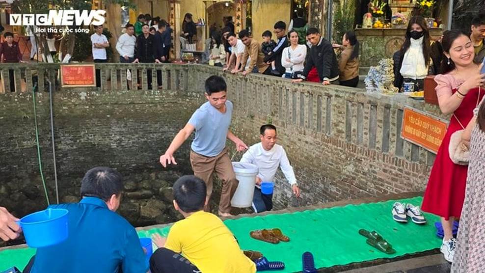 Du khách vượt nghìn km về Đền Cùng - Giếng Ngọc uống nước, rửa mặt cầu may-10