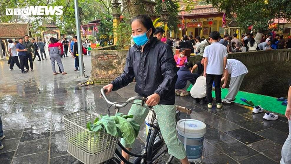 Du khách vượt nghìn km về Đền Cùng - Giếng Ngọc uống nước, rửa mặt cầu may-11