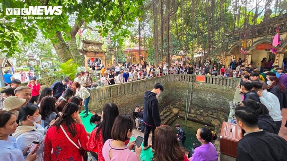 Du khách vượt nghìn km về Đền Cùng - Giếng Ngọc uống nước, rửa mặt cầu may-4