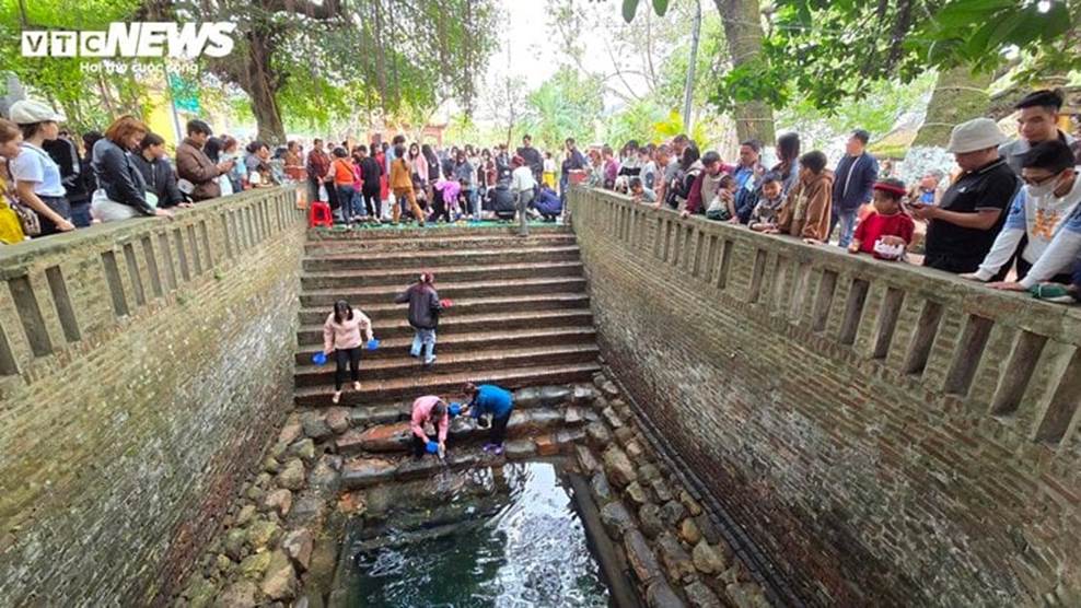 Du khách vượt nghìn km về Đền Cùng - Giếng Ngọc uống nước, rửa mặt cầu may-5
