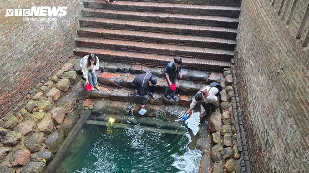Du khách vượt nghìn km về Đền Cùng - Giếng Ngọc uống nước, rửa mặt cầu may-6