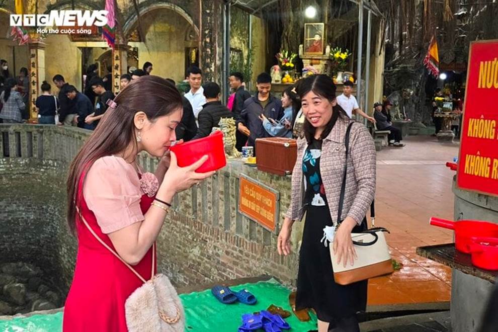 Du khách vượt nghìn km về Đền Cùng - Giếng Ngọc uống nước, rửa mặt cầu may-9