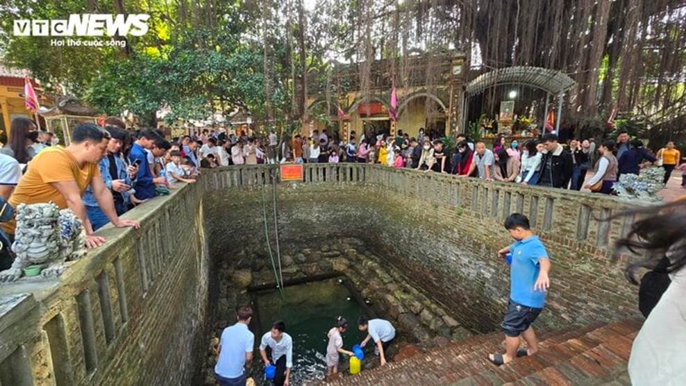 Du khách vượt nghìn km về Đền Cùng - Giếng Ngọc uống nước, rửa mặt cầu may-13