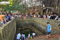 Du khách vượt nghìn km về Đền Cùng - Giếng Ngọc uống nước, rửa mặt cầu may