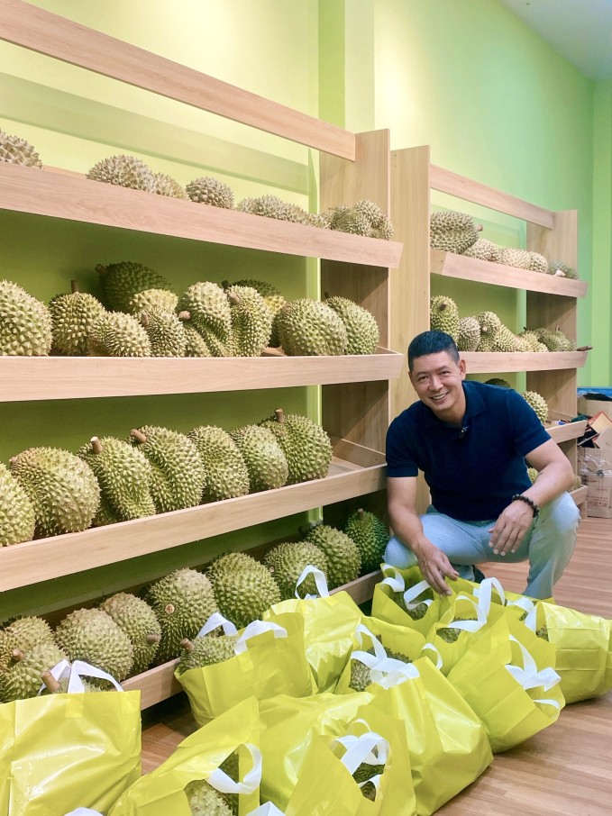 Nam thần Việt cưới vợ đại gia hơn 4 tuổi, rời showbiz, giờ bán sầu riêng, cuộc sống ra sao?-3