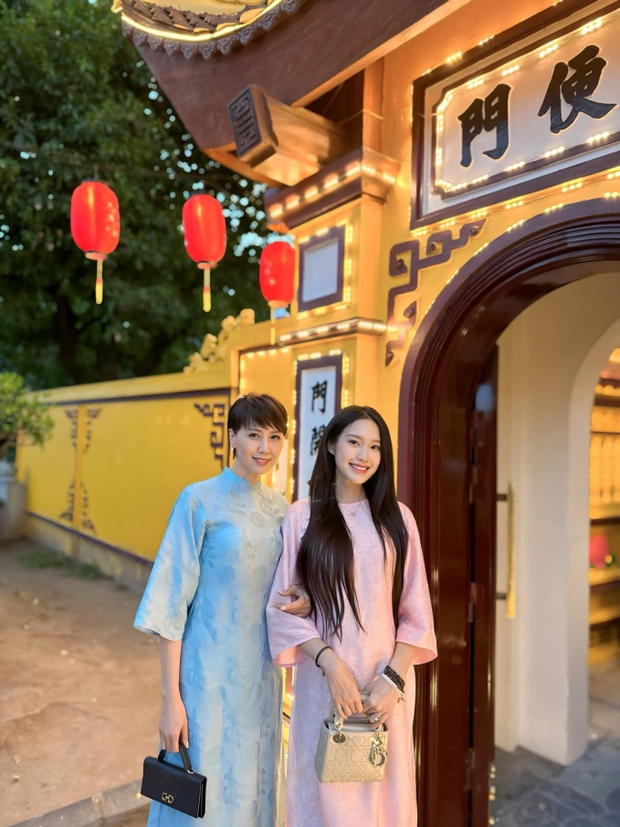 Mẹ vợ trẻ đẹp của Đoàn Văn Hậu chung khung hình với Doãn Hải My, bắt trend: Ngoan xinh yêu của mẹ đâu rồi-1