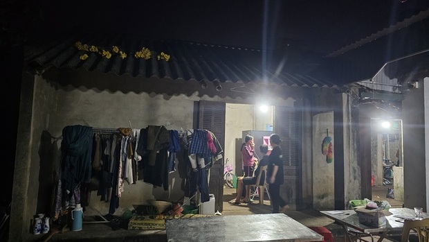 Tang thương bao trùm ngôi nhà cấp 4 của cô gái bị sát hại ở Hà Nội: Tết về con còn sắm sửa bánh kẹo, quần áo, vậy mà...-2