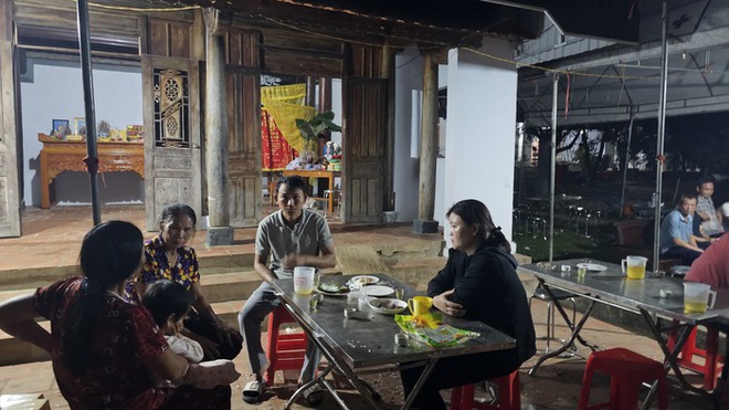 Tang thương bao trùm ngôi nhà cấp 4 của cô gái bị sát hại ở Hà Nội: Tết về con còn sắm sửa bánh kẹo, quần áo, vậy mà...-3