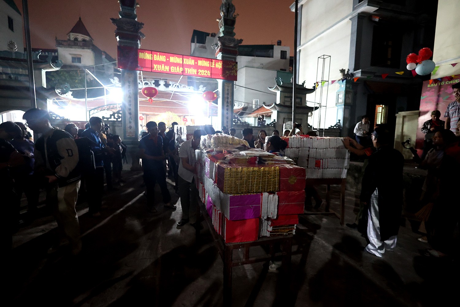 Nam nữ kéo nhau đi xin lửa trong đêm-1