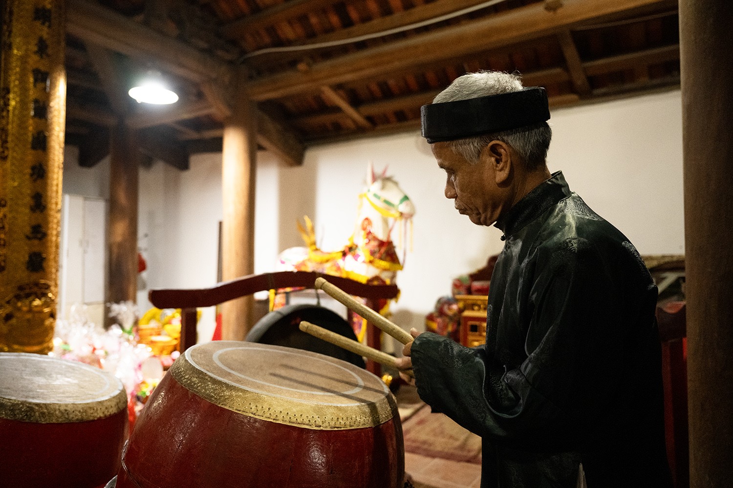 Nam nữ kéo nhau đi xin lửa trong đêm-2