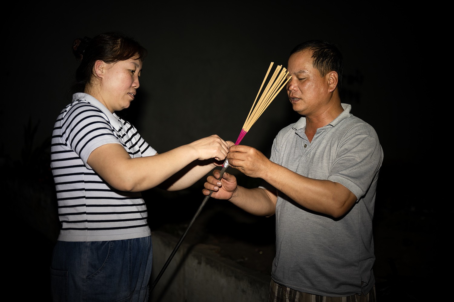 Nam nữ kéo nhau đi xin lửa trong đêm-5