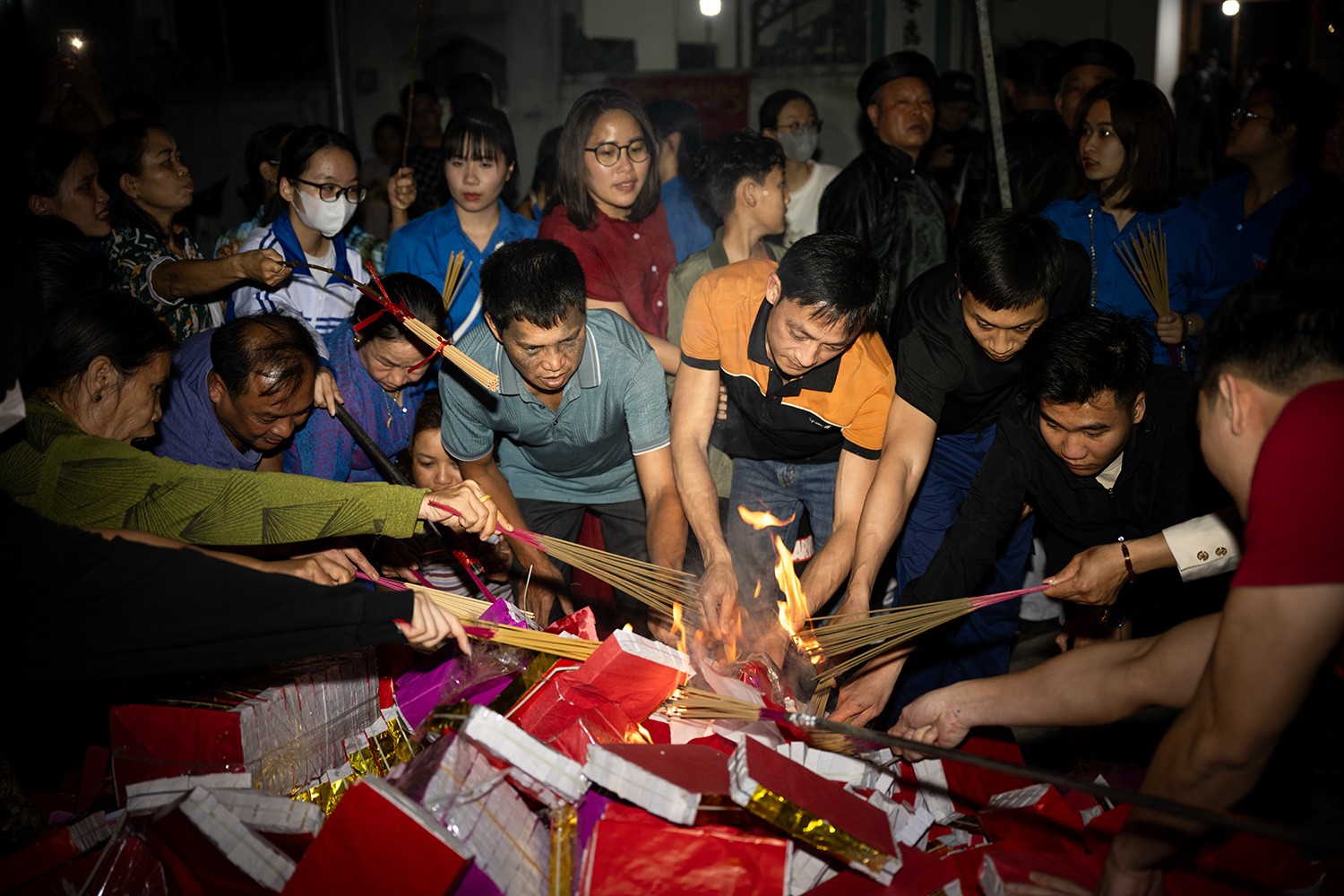 Nam nữ kéo nhau đi xin lửa trong đêm-7