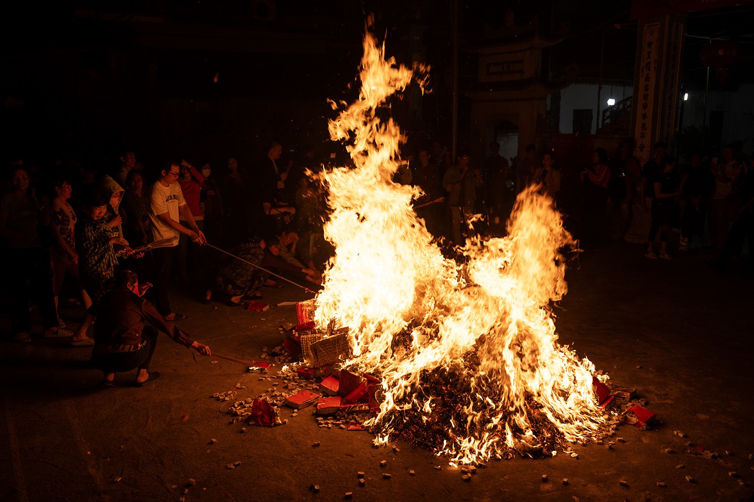 Nam nữ kéo nhau đi xin lửa trong đêm-10