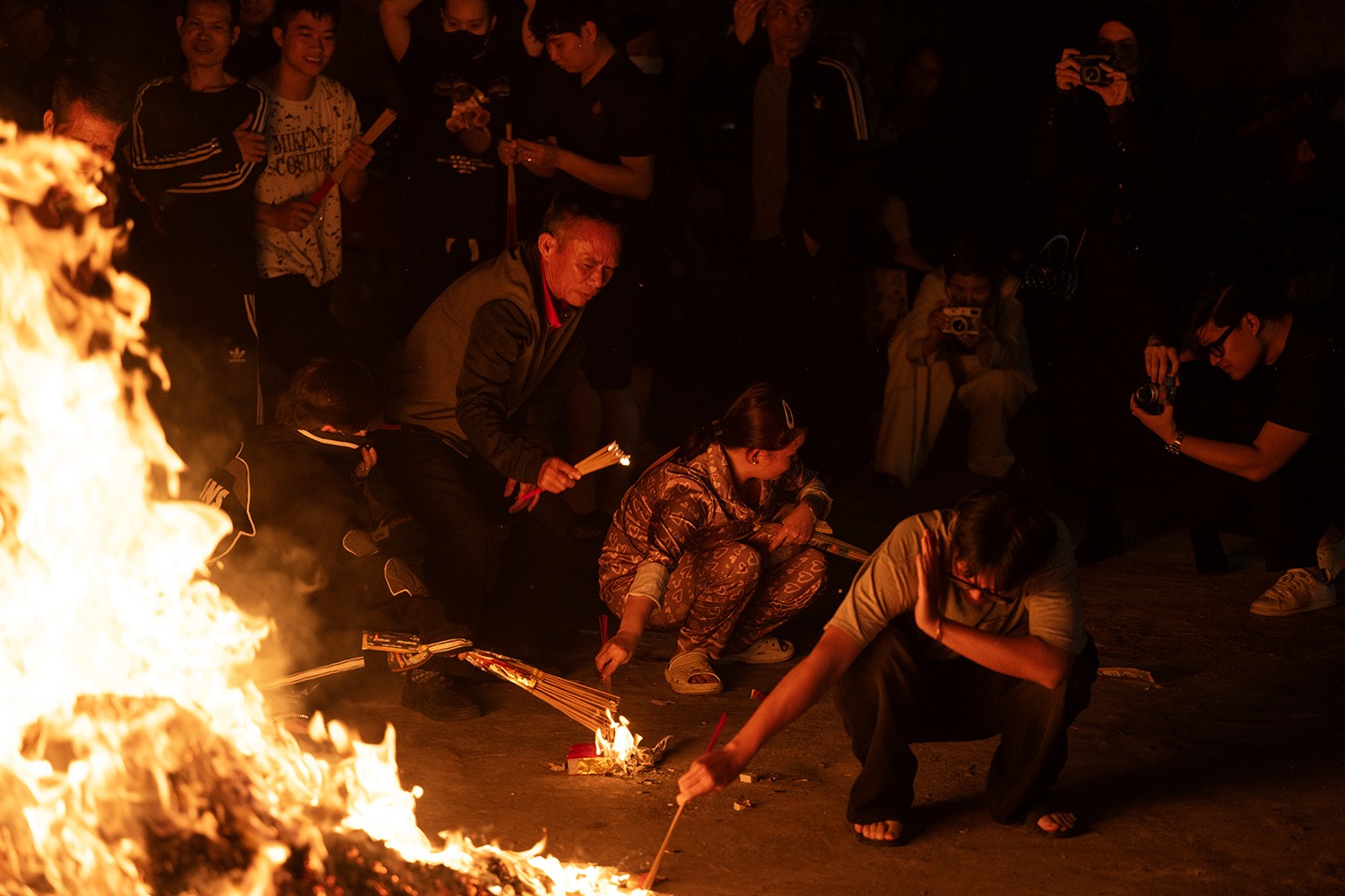 Nam nữ kéo nhau đi xin lửa trong đêm-11