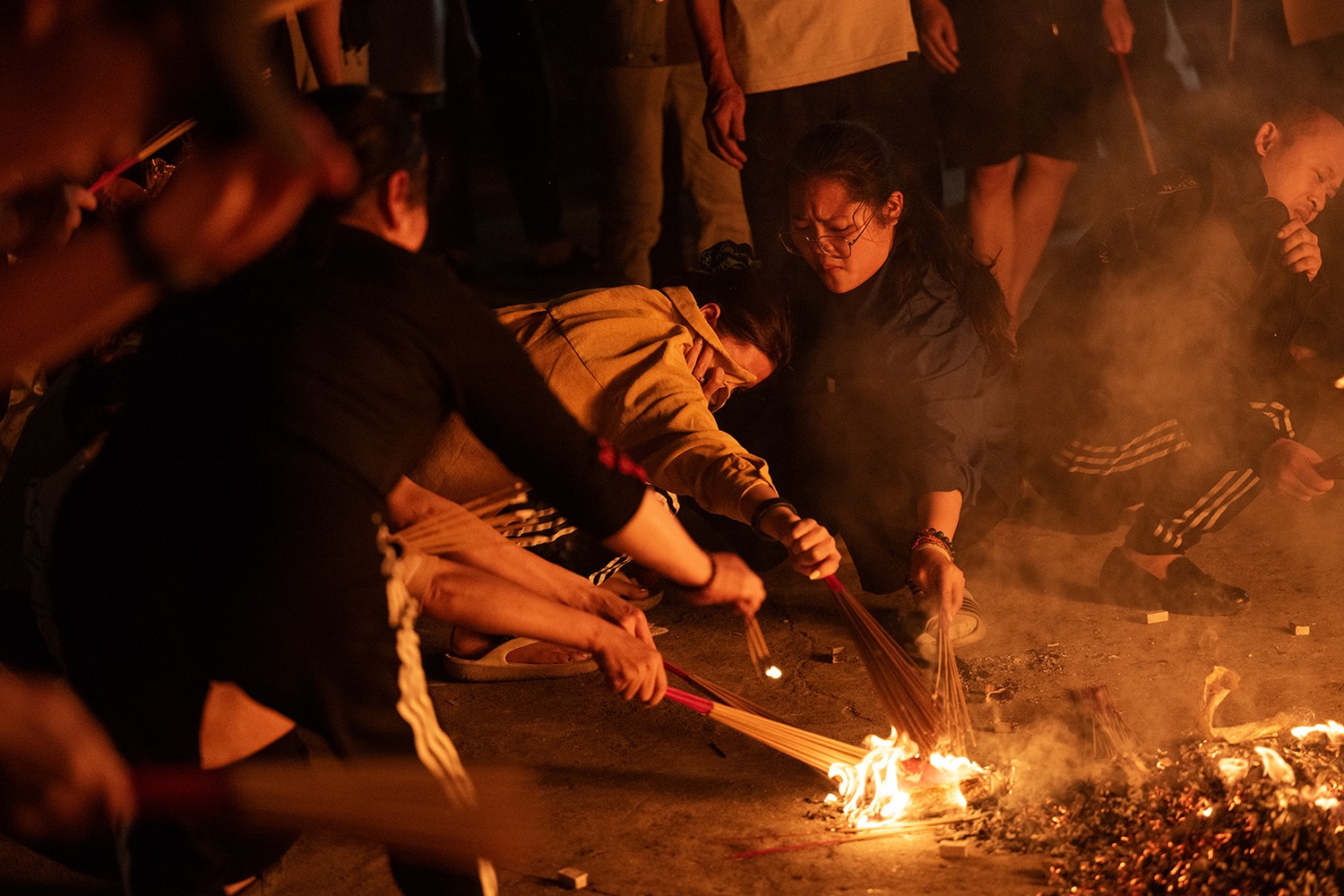 Nam nữ kéo nhau đi xin lửa trong đêm-12