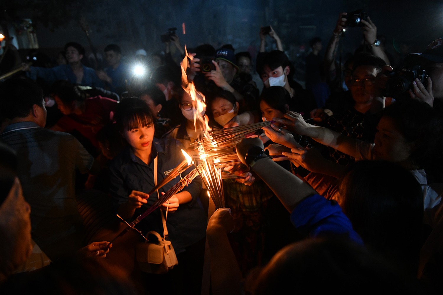 Nam nữ kéo nhau đi xin lửa trong đêm-13