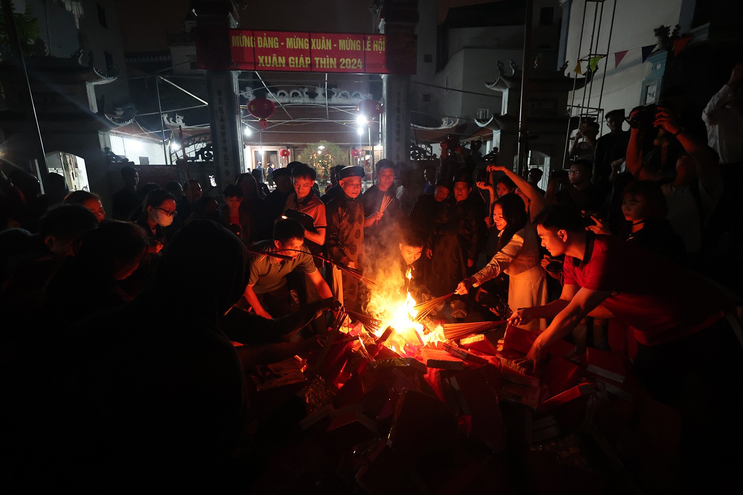 Nam nữ kéo nhau đi xin lửa trong đêm-14