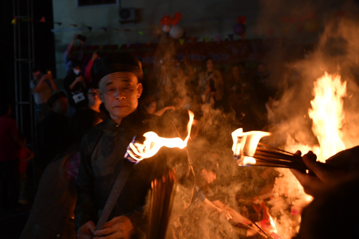 Nam nữ kéo nhau đi xin lửa trong đêm-15