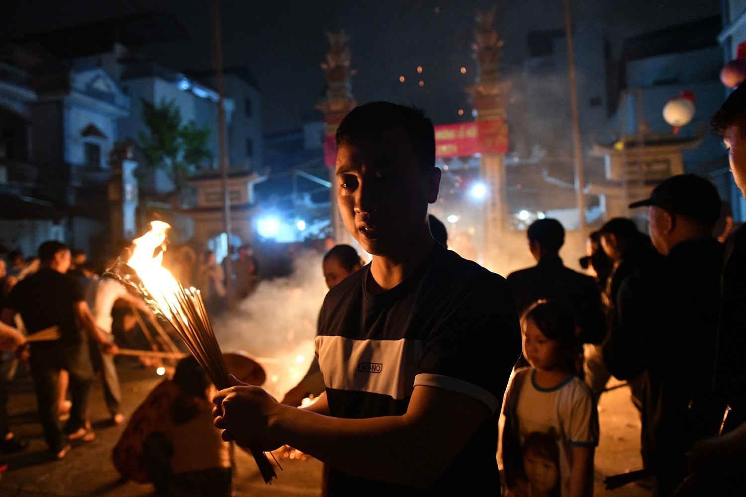 Nam nữ kéo nhau đi xin lửa trong đêm-16