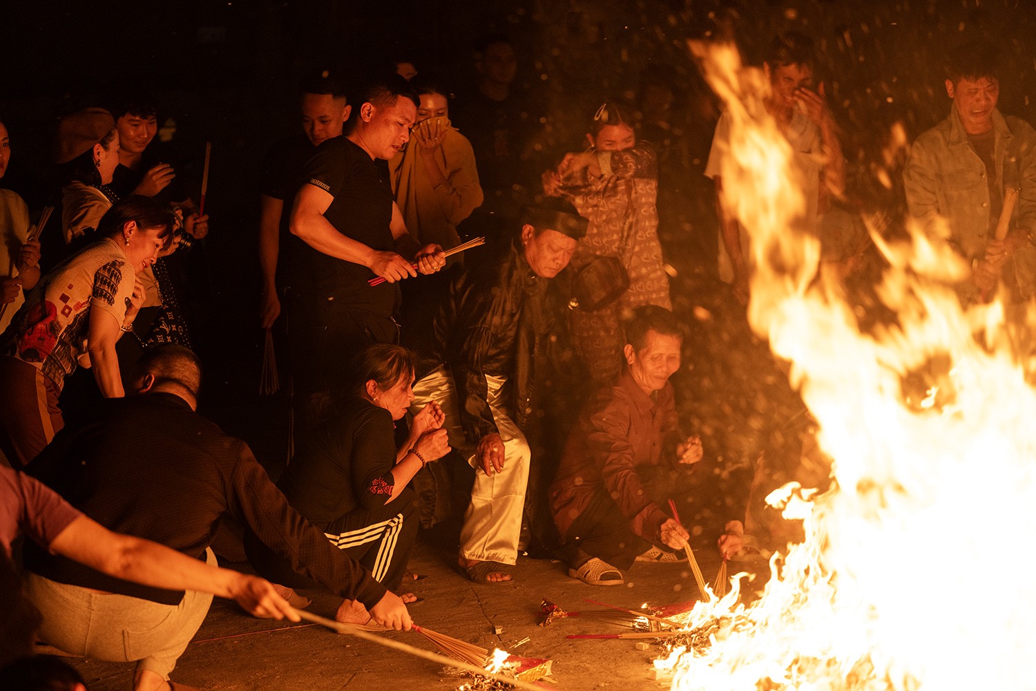 Nam nữ kéo nhau đi xin lửa trong đêm-17