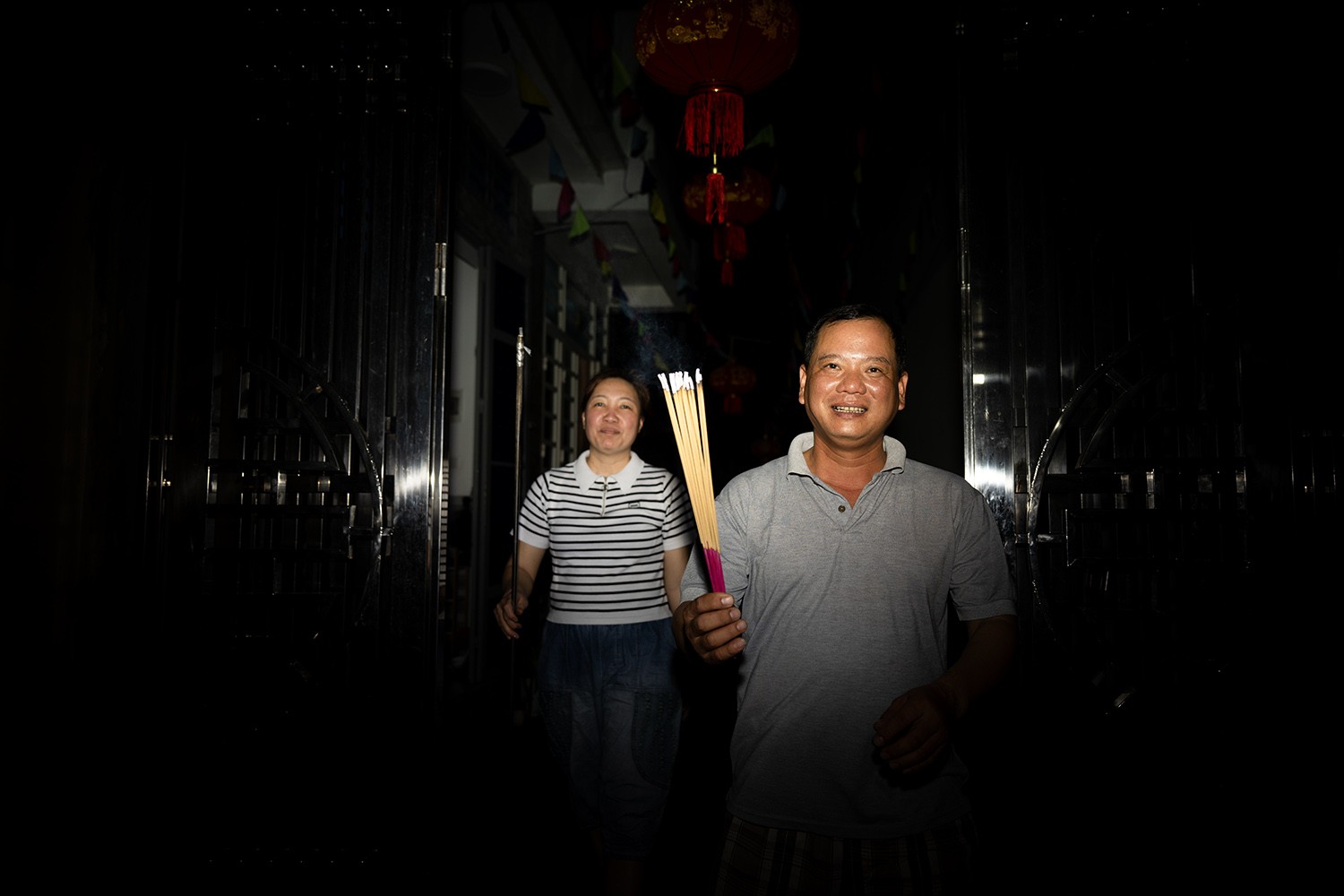 Nam nữ kéo nhau đi xin lửa trong đêm-18