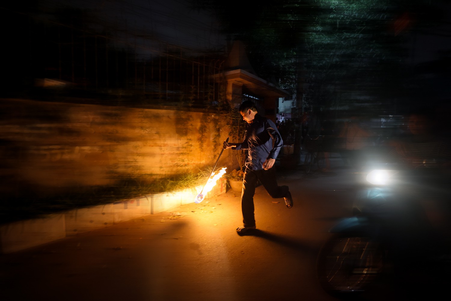 Nam nữ kéo nhau đi xin lửa trong đêm-19