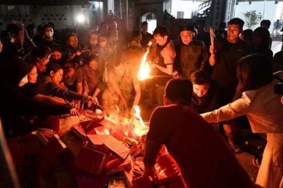 Nam nữ kéo nhau đi xin lửa trong đêm