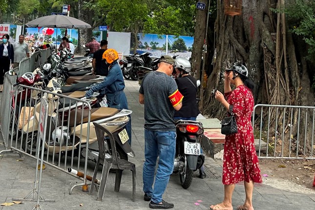 Trông giữ xe đầu năm Hà Nội vẫn loạn giá và gian dối diện tích-4