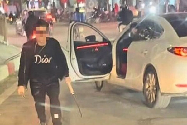 Tài xế ô tô cầm dao chém rách lốp xe buýt ở Hà Nội bị tạm giữ hình sự, đối mặt hình phạt nghiêm khắc-1