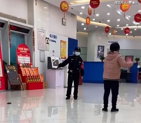 Người phụ nữ quỳ xin được chen hàng để gửi tiết kiệm tiền mừng tuổi 7,4 triệu đồng của con trai, dân mạng thấy khó hiểu: Vì đâu đến nỗi?-2